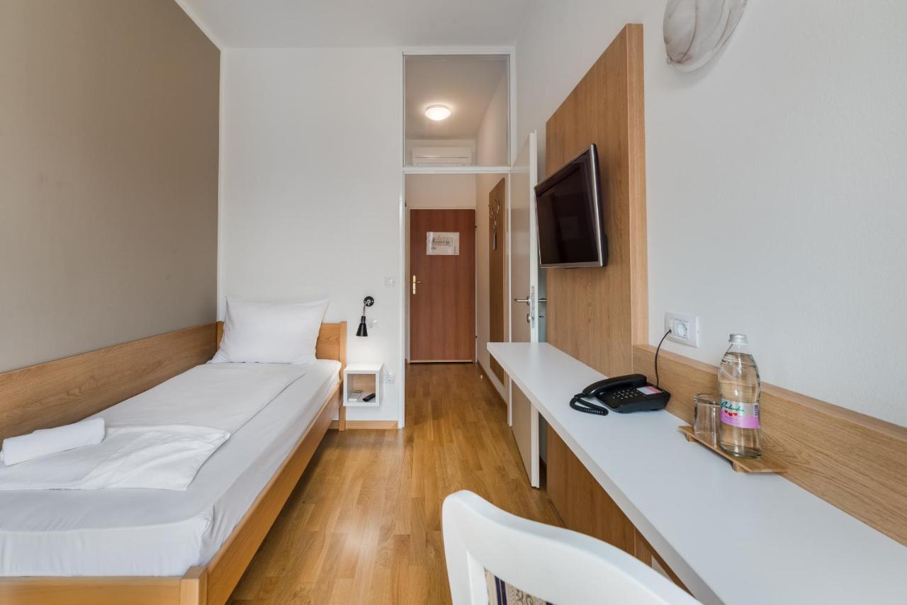 Hotel Dvorec 托尔明 外观 照片